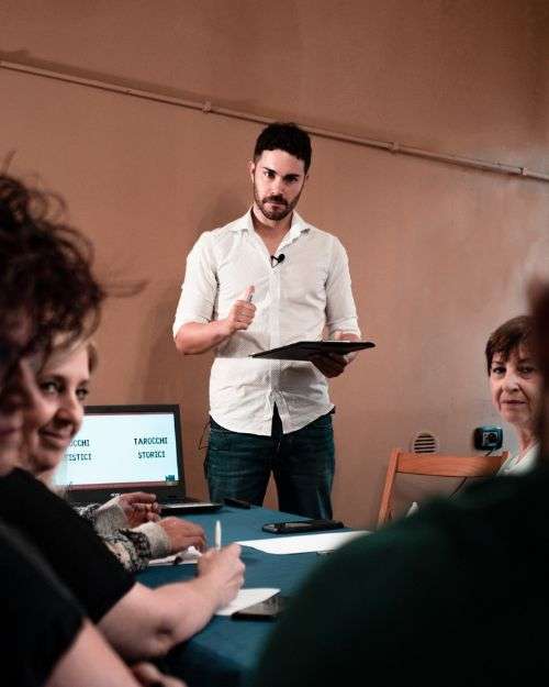 francesco guarino in piedi consulti tarocchi